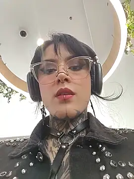 taaylor33 online show from June 18, 2026, 4:11 pm