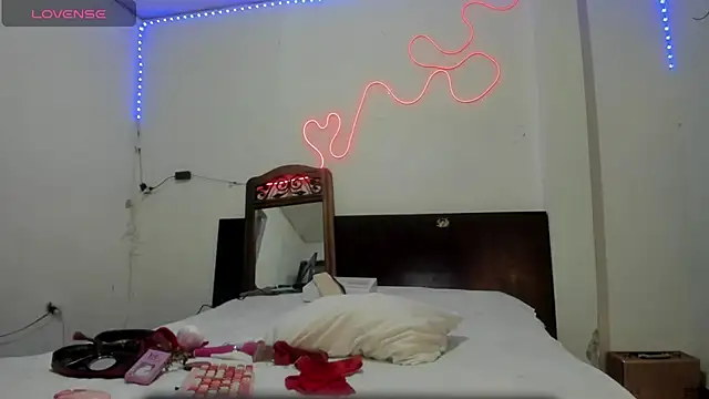 latinaStepmom online show from June 30, 2026, 10:44 pm