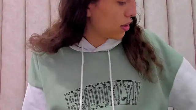 FreyaMoller online show from November 7, 2025, 7:58 pm