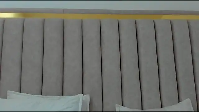 FreyaMoller online show from December 4, 2025, 1:20 pm