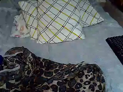 Queen petite  online show from November 22, 2025, 7:35 pm