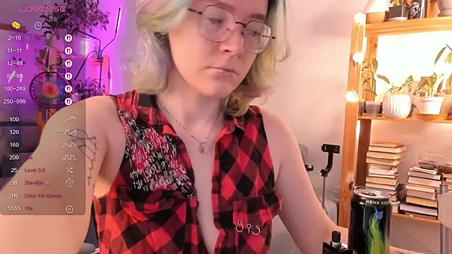 alisahug online show from October 17, 2025, 7:55 am