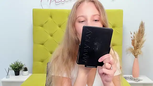 LolaWilsons online show from May 15, 2026, 6:31 am