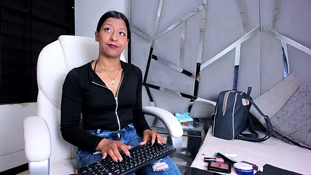 Snapshot of VaneLin18 chatting on October 2, 2025, 5:20 pm VaneLin18 online show from October 2, 2025, 5:20 pm