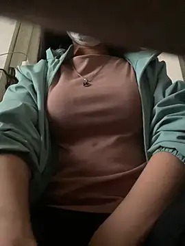 Snapshot of Tuongvy05 chatting on December 25, 2024, 1:42 am Tuongvy05 online show from December 25, 2024, 1:42 am