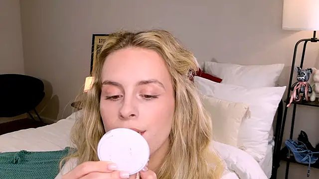 RozzitaBedberry online show from October 29, 2025, 1:02 pm