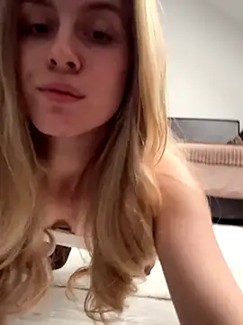 RozzitaBedberry online show from November 14, 2025, 11:53 am