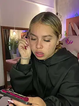 Haelycute online show from February 12, 2025, 11:40 am