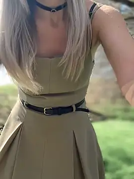 Crazy-Rosa online show from April 15, 2026, 4:52 am