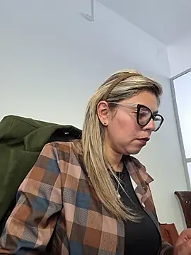 Cata Office-12 online show from November 21, 2025, 8:07 pm