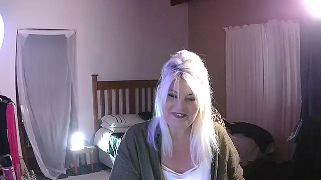 Snapshot of Miahotmilf chatting on March 7, 2026, 7:55 pm Miahotmilf online show from March 7, 2026, 7:55 pm