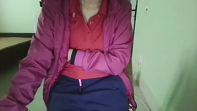 Snapshot of Luxcute286 chatting on October 24, 2025, 12:41 am Luxcute286 online show from October 24, 2025, 12:41 am