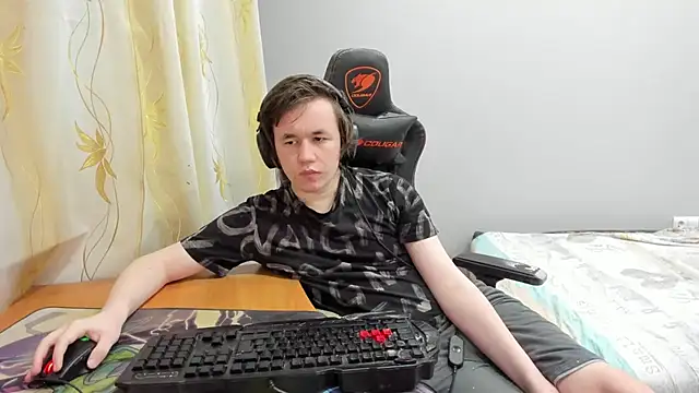 iliaskrislove online show from April 15, 2026, 9:37 pm