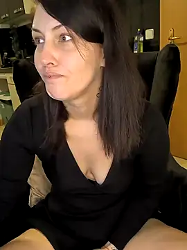 Snapshot of Linalicious chatting on December 3, 2024, 3:44 pm Linalicious online show from December 3, 2024, 3:44 pm
