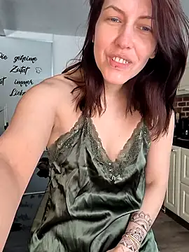 Snapshot of Linalicious chatting on March 17, 2025, 8:18 am Linalicious online show from March 17, 2025, 8:18 am
