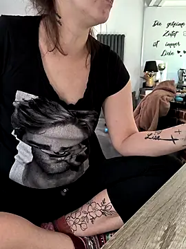 Snapshot of Linalicious chatting on April 28, 2026, 6:07 am Linalicious online show from April 28, 2026, 6:07 am