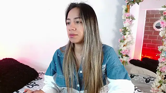 Snapshot of Jules_n_Gia chatting on December 18, 2024, 4:28 pm Jules n Gia online show from December 18, 2024, 4:28 pm