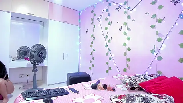 Snapshot of ambersmitx chatting on December 19, 2024, 4:57 pm ambersmitx online show from December 19, 2024, 4:57 pm