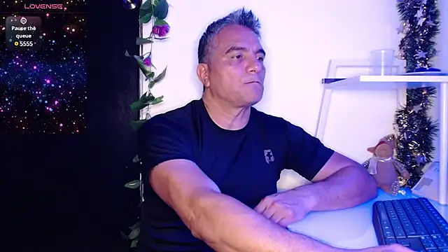 Snapshot of golden_punisher chatting on December 4, 2024, 4:54 am golden punisher online show from December 4, 2024, 4:54 am