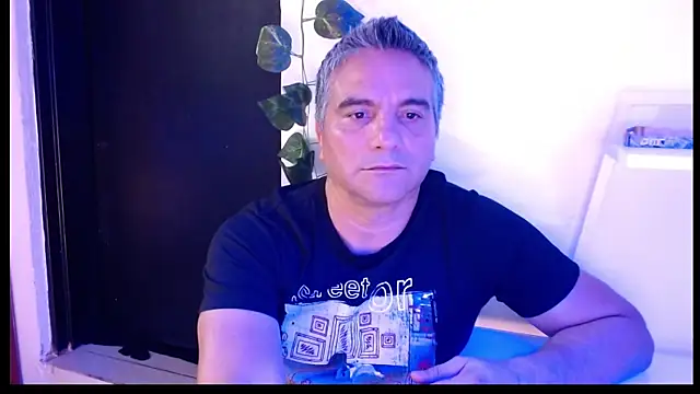 Snapshot of golden_punisher chatting on February 5, 2025, 5:41 am golden punisher online show from February 5, 2025, 5:41 am