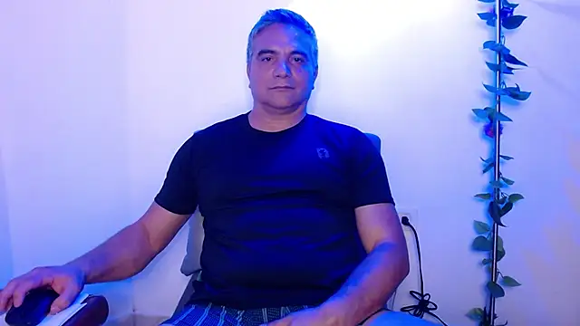 Snapshot of golden_punisher chatting on March 17, 2025, 9:55 am golden punisher online show from March 17, 2025, 9:55 am