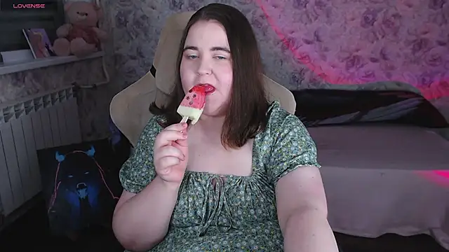 Snapshot of Estelle_Hicks chatting on June 1, 2026, 7:04 pm Estelle Hicks online show from June 1, 2026, 7:04 pm