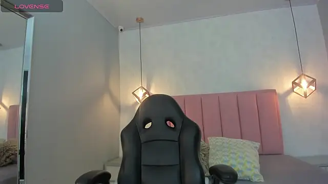 SUNNYCYRUS online show from November 10, 2025, 12:37 pm