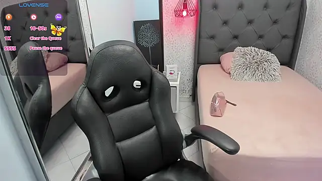 SUZETMONACO online show from February 24, 2026, 7:23 pm