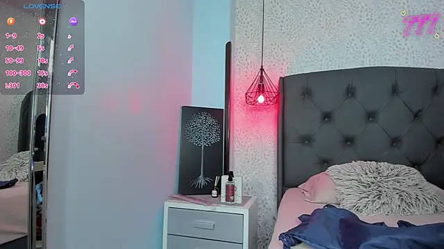 SUZETMONACO online show from April 16, 2026, 9:39 pm