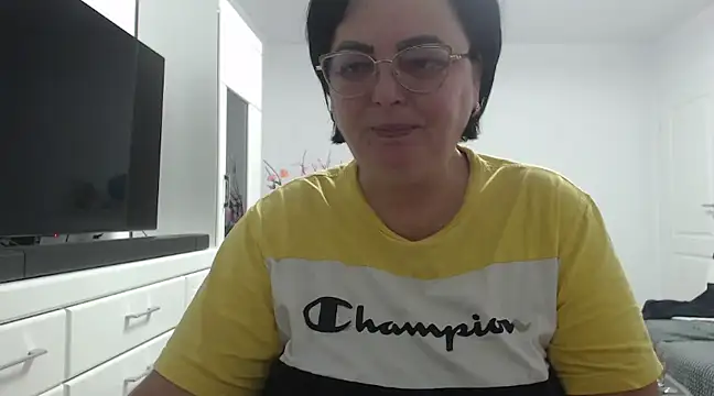 Emyllywhite online show from December 8, 2024, 11:40 pm