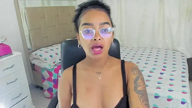 Snapshot of gretell_evans chatting on December 18, 2024, 7:19 pm gretell evans online show from December 18, 2024, 7:19 pm