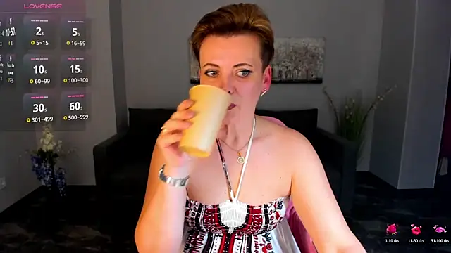 Julia Wilsone online show from November 28, 2025, 1:14 pm