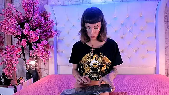 MadisonWood01 online show from November 4, 2025, 2:16 pm