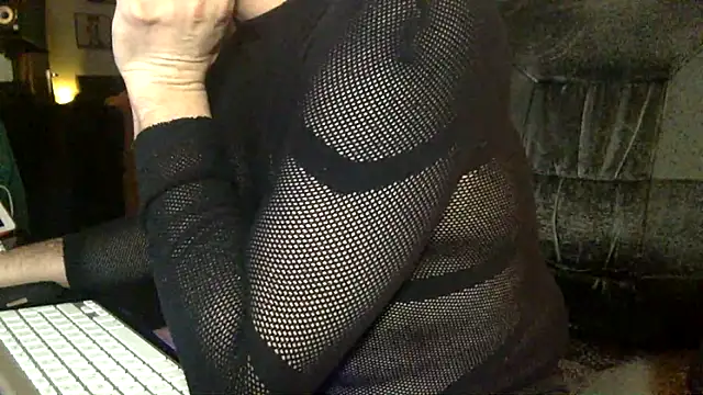 Snapshot of tomz0819 chatting on November 3, 2025, 11:26 pm tomz0819 online show from November 3, 2025, 11:26 pm