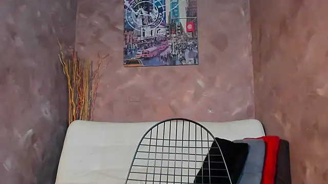 emma-hiill online show from October 17, 2025, 8:33 pm