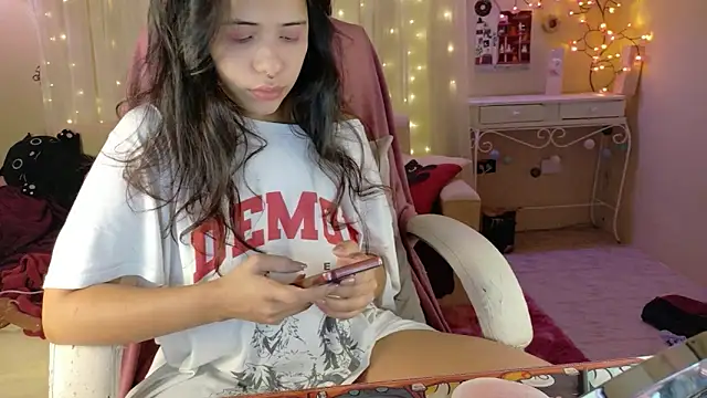 Snapshot of AllisonCatUwU chatting on April 7, 2026, 3:34 pm AllisonCatUwU online show from April 7, 2026, 3:34 pm
