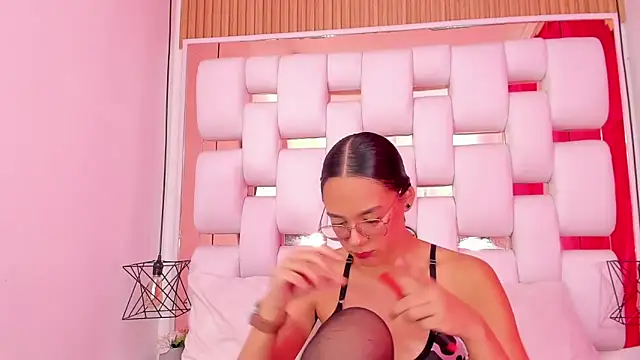 EmmyCruzZ online show from November 19, 2025, 7:03 pm