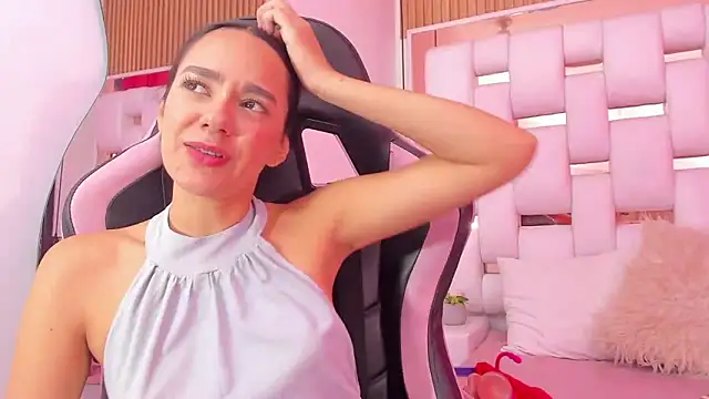 Snapshot of EmmyCruzZ chatting on December 16, 2025, 7:41 pm EmmyCruzZ online show from December 16, 2025, 7:41 pm