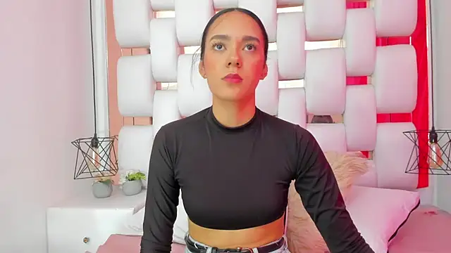 Snapshot of EmmyCruzZ chatting on December 20, 2025, 7:21 pm EmmyCruzZ online show from December 20, 2025, 7:21 pm