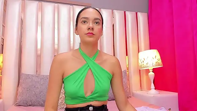 Snapshot of EmmyCruzZ chatting on February 21, 2026, 7:04 pm EmmyCruzZ online show from February 21, 2026, 7:04 pm