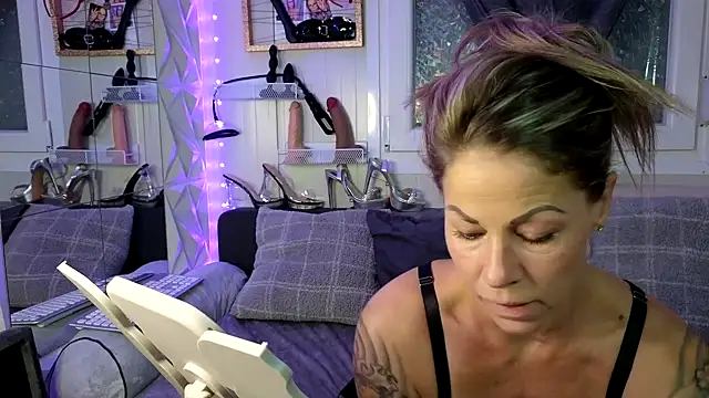 Snapshot of Tatjana_Sue chatting on November 10, 2025, 5:34 pm Tatjana Sue online show from November 10, 2025, 5:34 pm