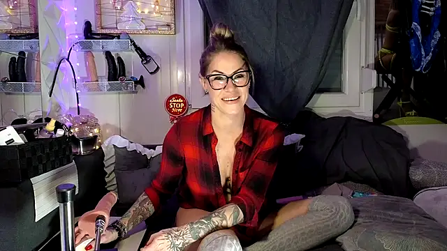 Snapshot of Tatjana_Sue chatting on December 13, 2025, 9:20 pm Tatjana Sue online show from December 13, 2025, 9:20 pm