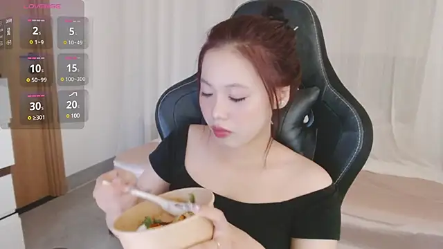 Lin SiYee online show from March 14, 2025, 4:32 am