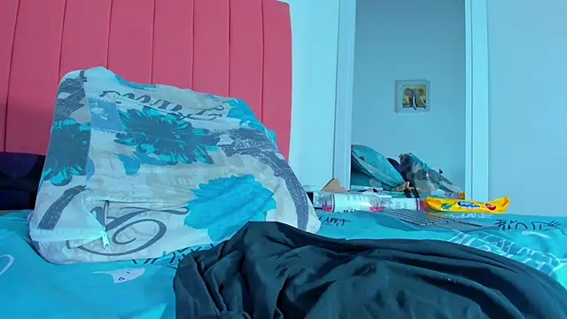 valen rose0 online show from February 1, 2025, 3:07 pm