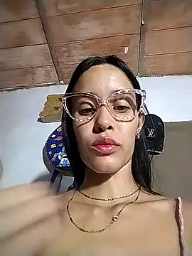 The-quee22 online show from November 30, 2025, 8:35 pm