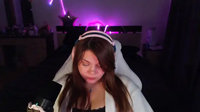 Snapshot of helengilmor chatting on December 4, 2025, 6:27 pm helengilmor online show from December 4, 2025, 6:27 pm