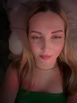 Snapshot of Aleksandrakis chatting on December 18, 2025, 2:34 pm Aleksandrakis online show from December 18, 2025, 2:34 pm