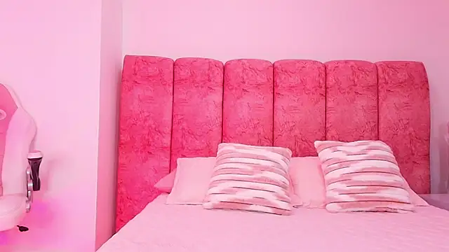 Snapshot of kendal_rossi chatting on November 7, 2025, 12:05 pm kendal rossi online show from November 7, 2025, 12:05 pm