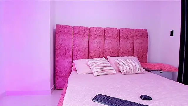 Snapshot of kendal_rossi chatting on November 9, 2025, 12:14 pm kendal rossi online show from November 9, 2025, 12:14 pm