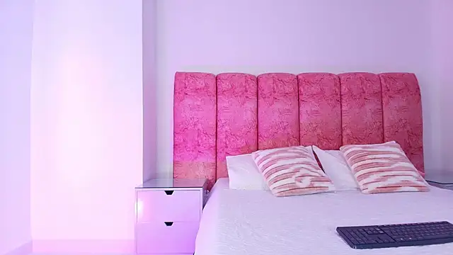 Snapshot of kendal_rossi chatting on December 5, 2025, 12:03 pm kendal rossi online show from December 5, 2025, 12:03 pm